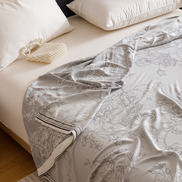 91家纺网 家纺一手货源 找家纺 朴尔家纺-毛巾被 2026新款柔滑竹纤维双层纱布冷感毯毛巾被 漫花-灰