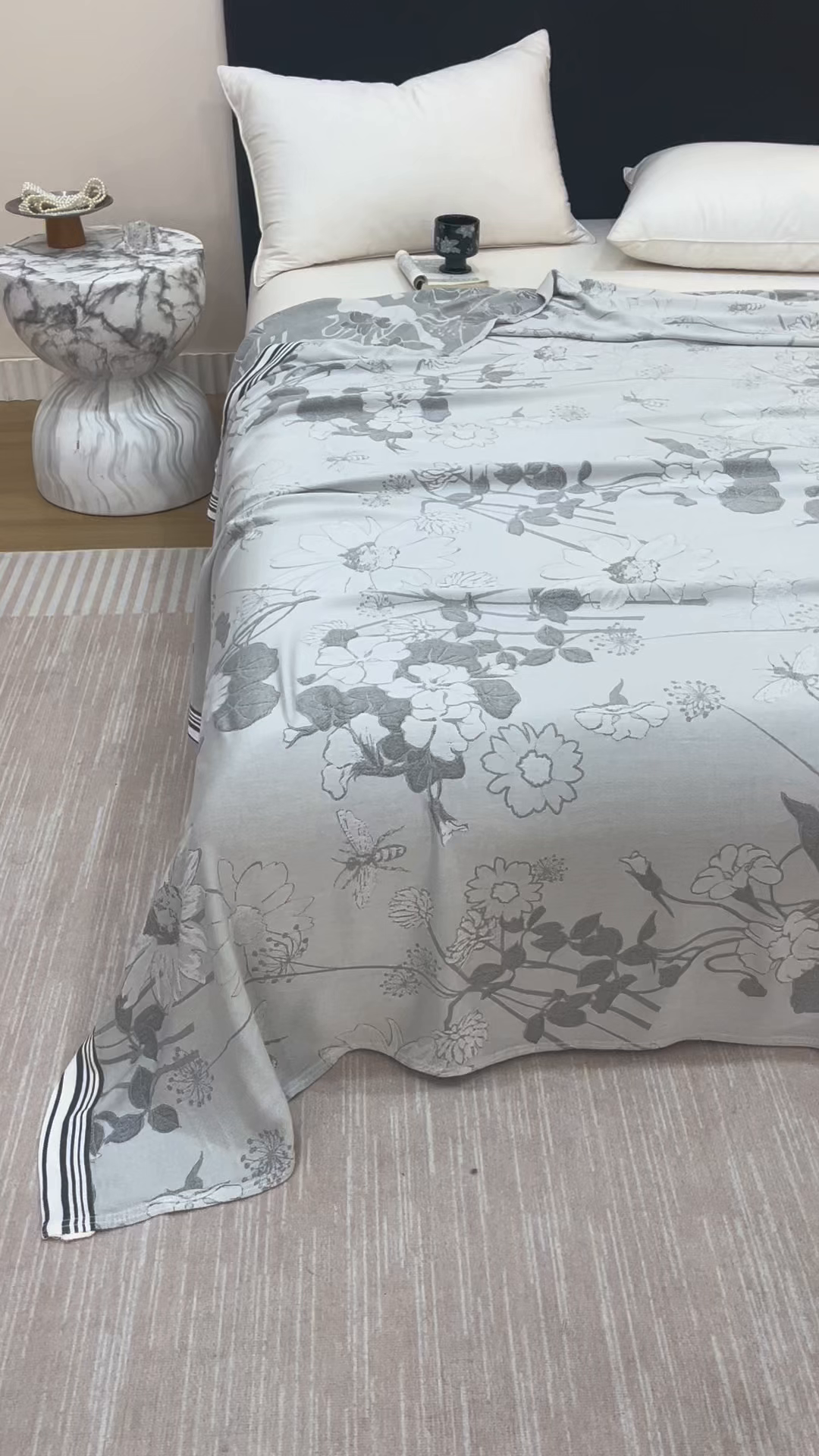 91家纺网 家纺一手货源 找家纺 朴尔家纺-毛巾被 2026新款柔滑竹纤维双层纱布冷感毯毛巾被 浅花漫-灰