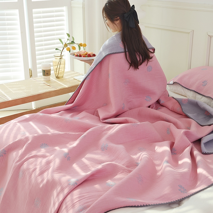 91家纺网 家纺一手货源 找家纺 朴尔家纺-毛巾被 2026新款柔绵绵风贝壳针复合工艺六层纱布毛巾被盖毯-朴尔经典款常年备货 风中雏菊-粉