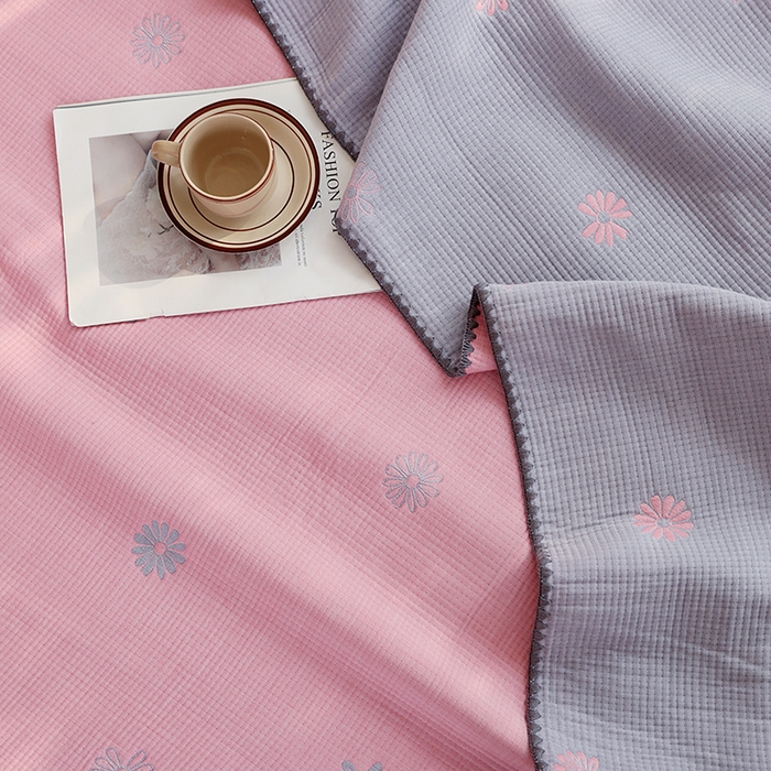 91家纺网 家纺一手货源 找家纺 朴尔家纺-毛巾被 2026新款柔绵绵风贝壳针复合工艺六层纱布毛巾被盖毯-朴尔经典款常年备货 风中雏菊-粉