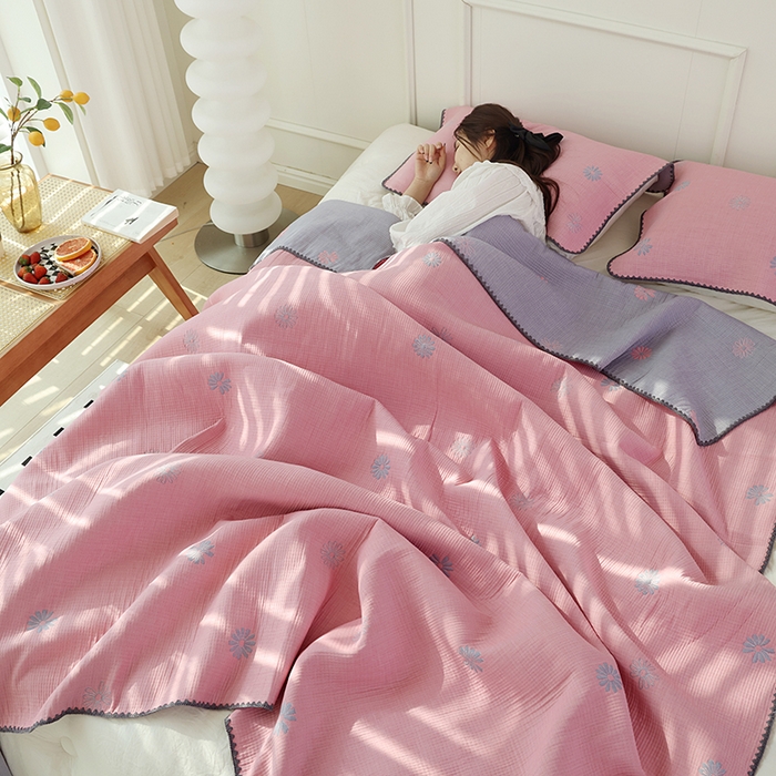 91家纺网 家纺一手货源 找家纺 朴尔家纺-毛巾被 2026新款柔绵绵风贝壳针复合工艺六层纱布毛巾被盖毯-朴尔经典款常年备货 风中雏菊-粉