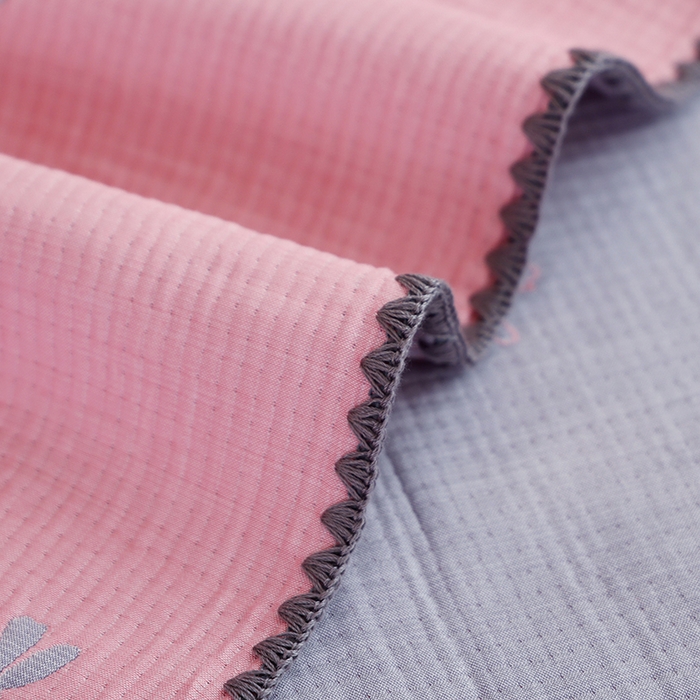 91家纺网 家纺一手货源 找家纺 朴尔家纺-毛巾被 2026新款柔绵绵风贝壳针复合工艺六层纱布毛巾被盖毯-朴尔经典款常年备货 风中雏菊-粉