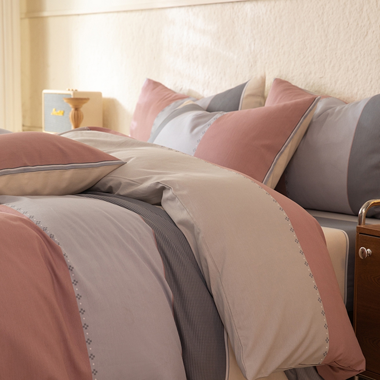 91家纺网 家纺一手货源 找家纺 八十八家纺 2026新款无印风全棉纯棉斜纹条格四件套 木本