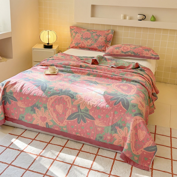 91家纺网 家纺一手货源 找家纺 朴尔家纺-毛巾被 2026新款彩棉云柔三层纱布毛巾被三件套盖毯 初恋时刻