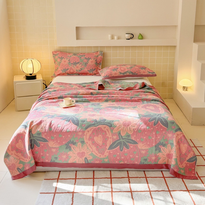 91家纺网 家纺一手货源 找家纺 朴尔家纺-毛巾被 2026新款彩棉云柔三层纱布毛巾被三件套盖毯 初恋时刻