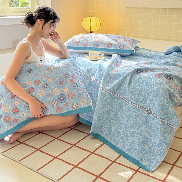 91家纺网 家纺一手货源 找家纺 朴尔家纺-毛巾被 2026新款彩棉云柔三层纱布毛巾被三件套盖毯 玫瑰语录