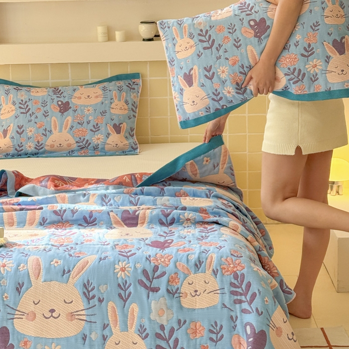 91家纺网 家纺一手货源 找家纺 朴尔家纺-毛巾被 2026新款彩棉云柔三层纱布毛巾被三件套盖毯 安妮花园