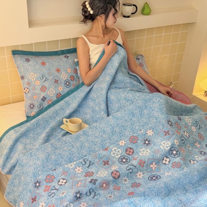 91家纺网 家纺一手货源 找家纺 朴尔家纺-毛巾被 2026新款彩棉云柔三层纱布毛巾被三件套盖毯 玫瑰语录