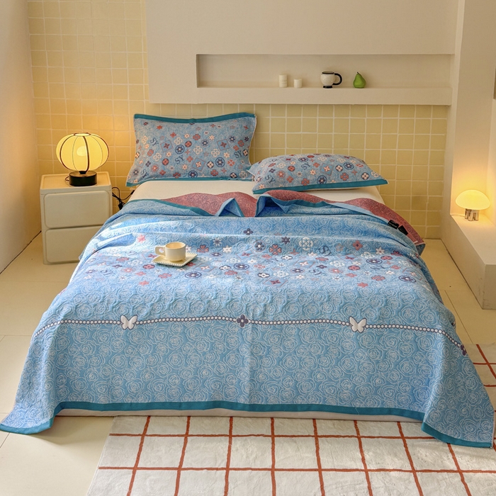 91家纺网 家纺一手货源 找家纺 朴尔家纺-毛巾被 2026新款彩棉云柔三层纱布毛巾被三件套盖毯 玫瑰语录