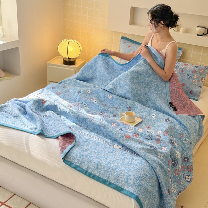 91家纺网 家纺一手货源 找家纺 朴尔家纺-毛巾被 2026新款彩棉云柔三层纱布毛巾被三件套盖毯 玫瑰语录