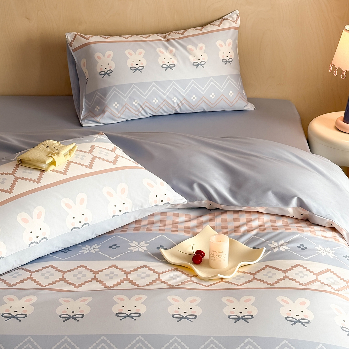 91家纺网 家纺一手货源 找家纺 典曼家纺 2026新款纯棉四件套高级100Pro全棉贡缎卡通四件套 花仙兔