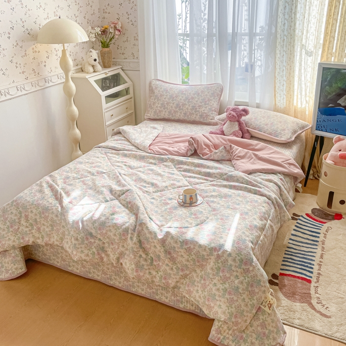 91家纺网 家纺一手货源 找家纺 老帅的工厂店 2026新款A类云感双层纱7A抗菌床盖夏被四件套系列 花蔓