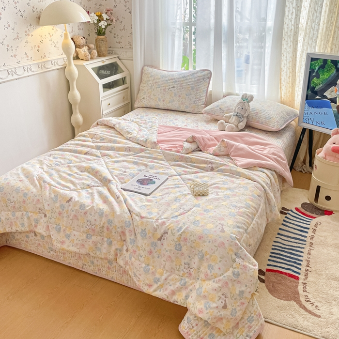 91家纺网 家纺一手货源 找家纺 老帅的工厂店 2026新款A类云感双层纱7A抗菌床盖夏被四件套系列 春野粉调