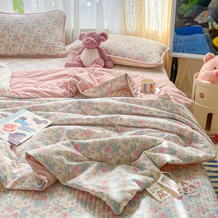 91家纺网 家纺一手货源 找家纺 老帅的工厂店 2026新款A类云感双层纱7A抗菌床盖夏被四件套系列 花蔓