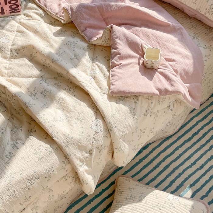 91家纺网 家纺一手货源 找家纺 老帅的工厂店 2026新款A类云感双层纱7A抗菌床盖夏被四件套系列 兔兔密语