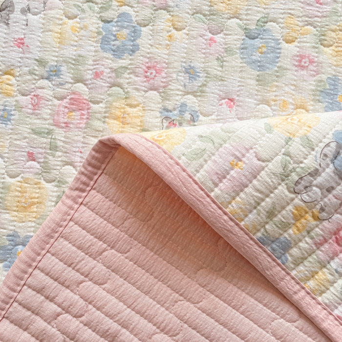 91家纺网 家纺一手货源 找家纺 老帅的工厂店 2026新款A类云感双层纱7A抗菌床盖夏被四件套系列 春野粉调