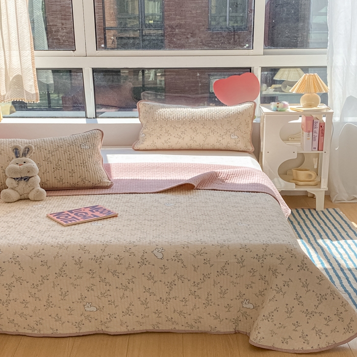 91家纺网 家纺一手货源 找家纺 老帅的工厂店 2026新款A类云感双层纱7A抗菌床盖夏被四件套系列 兔兔密语