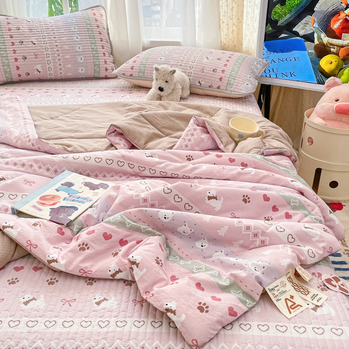 91家纺网 家纺一手货源 找家纺 老帅的工厂店 2026新款A类云感双层纱7A抗菌床盖夏被四件套系列 小狗笔记