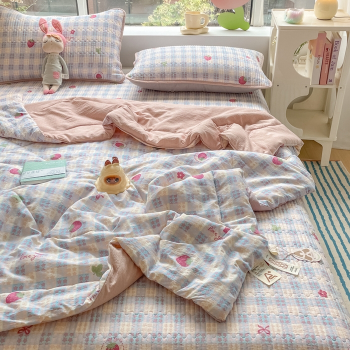 91家纺网 家纺一手货源 找家纺 老帅的工厂店 2026新款A类云感双层纱7A抗菌床盖夏被四件套系列 草莓格