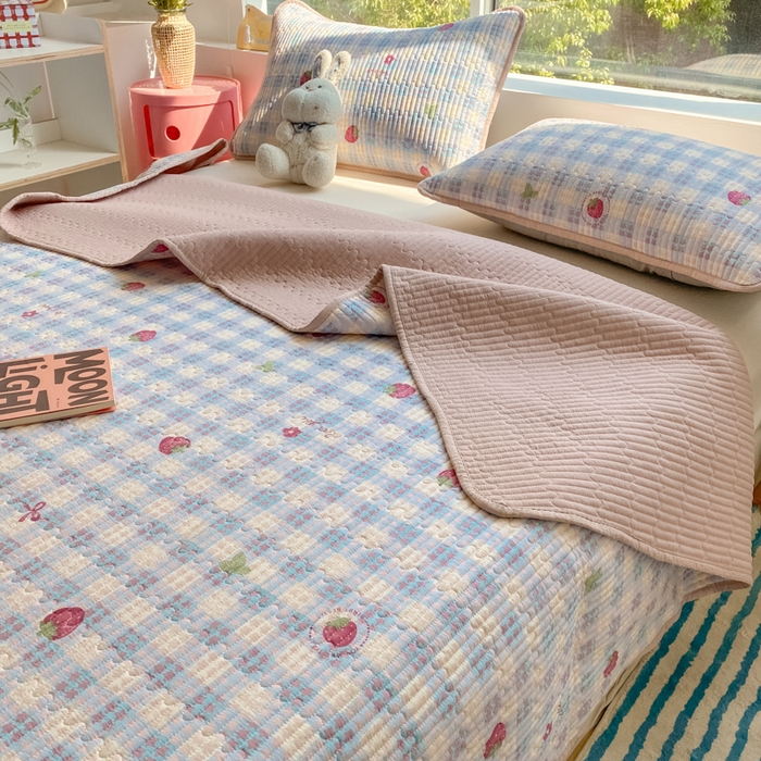 91家纺网 家纺一手货源 找家纺 老帅的工厂店 2026新款A类云感双层纱7A抗菌床盖夏被四件套系列 草莓格