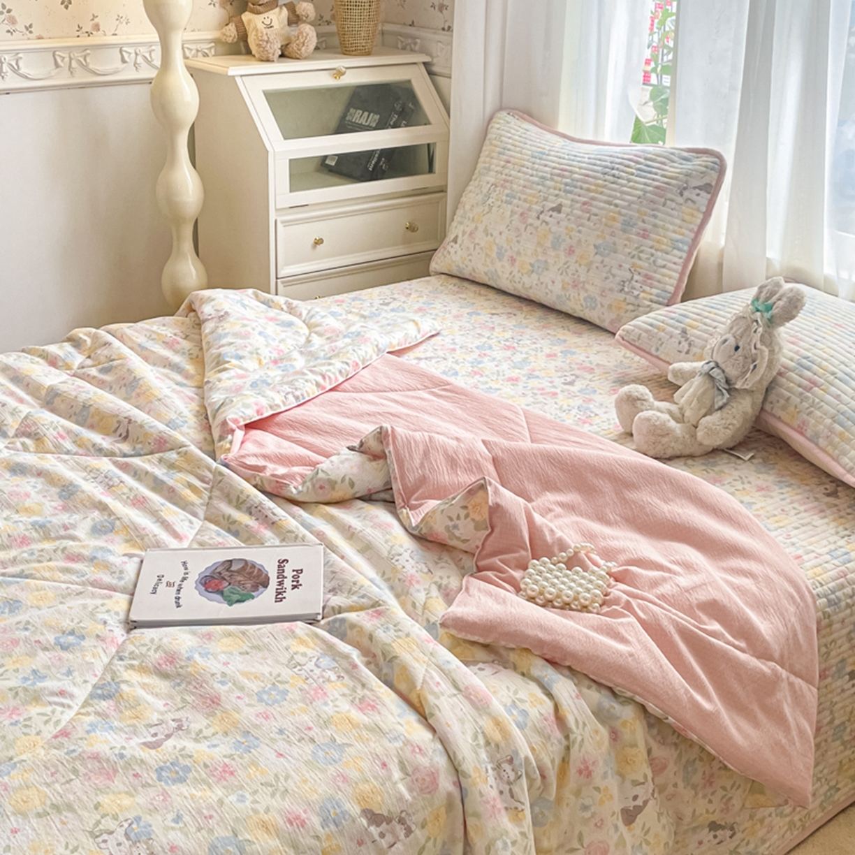 91家纺网 家纺一手货源 找家纺 老帅的工厂店 2026新款A类云感双层纱7A抗菌床盖夏被四件套系列 春野粉调