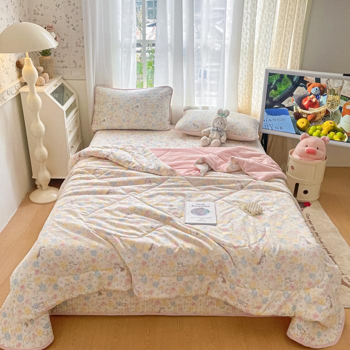 91家纺网 家纺一手货源 找家纺 老帅的工厂店 2026新款A类云感双层纱7A抗菌床盖夏被四件套系列 春野粉调