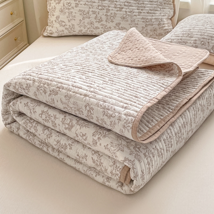 91家纺网 家纺一手货源 找家纺 老帅的工厂店 2026新款A类云感双层纱7A抗菌单品床盖系列 雾棕花影