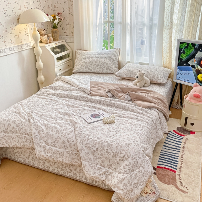 91家纺网 家纺一手货源 找家纺 老帅的工厂店 2026新款A类云感双层纱7A抗菌单品床盖系列 雾棕花影