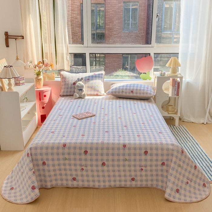 91家纺网 家纺一手货源 找家纺 老帅的工厂店 2026新款A类云感双层纱7A抗菌单品床盖系列 草莓格