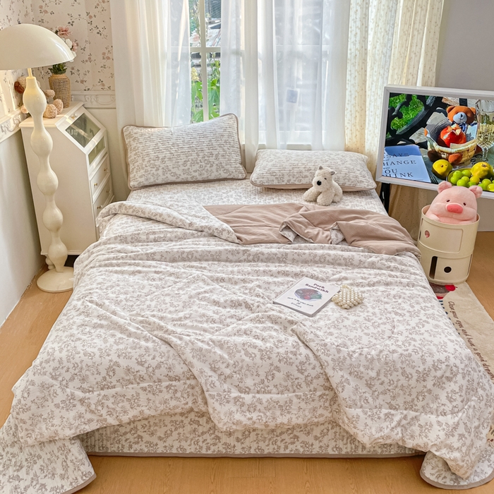 91家纺网 家纺一手货源 找家纺 老帅的工厂店 2026新款A类云感双层纱7A抗菌单品床盖系列 雾棕花影