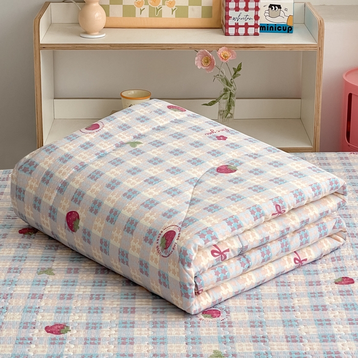 91家纺网 家纺一手货源 找家纺 老帅的工厂店 2026新款A类云感双层纱7A抗菌单品床盖系列 草莓格