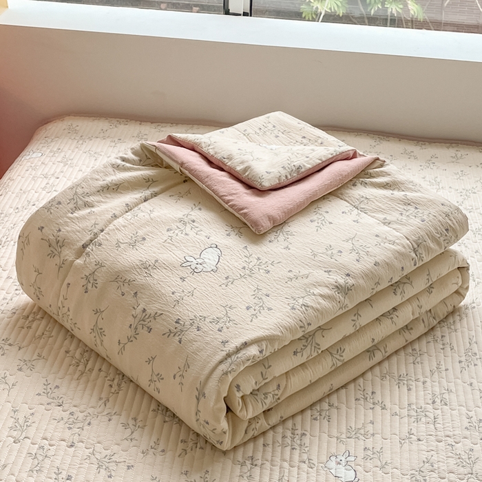 91家纺网 家纺一手货源 找家纺 老帅的工厂店 2026新款A类云感双层纱7A抗菌单品床盖系列 兔兔密语