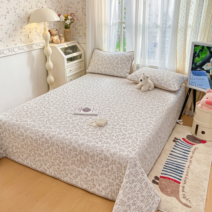 91家纺网 家纺一手货源 找家纺 老帅的工厂店 2026新款A类云感双层纱7A抗菌单品床盖系列 雾棕花影