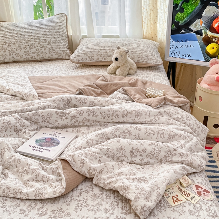 91家纺网 家纺一手货源 找家纺 老帅的工厂店 2026新款A类云感双层纱7A抗菌单品床盖系列 雾棕花影