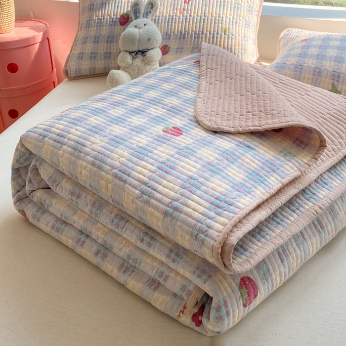 91家纺网 家纺一手货源 找家纺 老帅的工厂店 2026新款A类云感双层纱7A抗菌单品床盖系列 草莓格