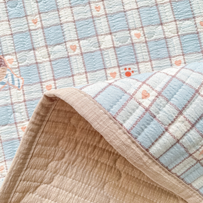 91家纺网 家纺一手货源 找家纺 老帅的工厂店 2026新款A类云感双层纱7A抗菌单品床盖系列 蓝格萌狗