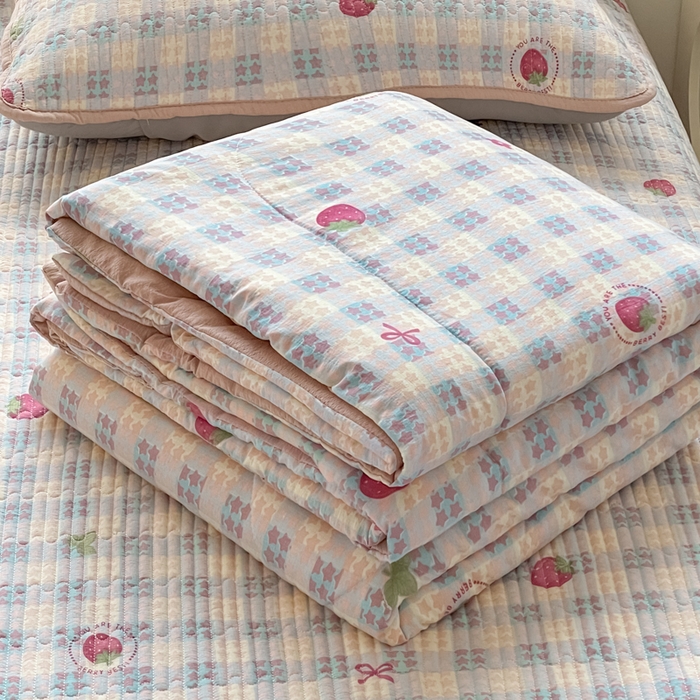 91家纺网 家纺一手货源 找家纺 老帅的工厂店 2026新款A类云感双层纱7A抗菌单品床盖系列 草莓格