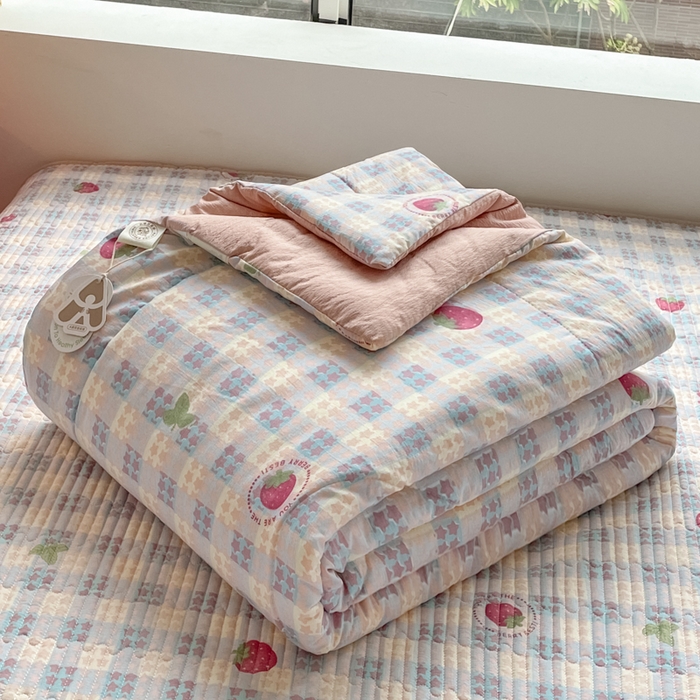 91家纺网 家纺一手货源 找家纺 老帅的工厂店 2026新款A类云感双层纱7A抗菌单品床盖系列 草莓格