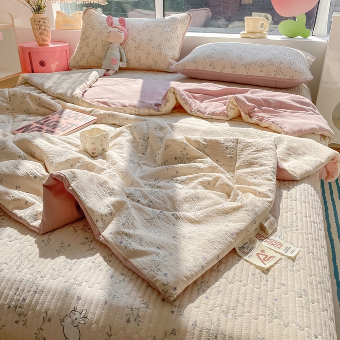 91家纺网 家纺一手货源 找家纺 老帅的工厂店 2026新款A类云感双层纱7A抗菌单品床盖系列 兔兔密语