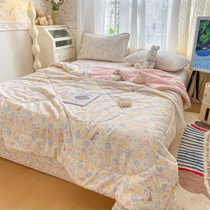 91家纺网 家纺一手货源 找家纺 老帅的工厂店 2026新款A类云感双层纱7A抗菌单品床盖系列 春野粉调