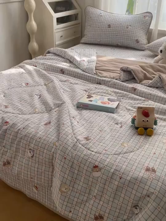 91家纺网 家纺一手货源 找家纺 老帅的工厂店 2026新款A类云感双层纱7A抗菌单品床盖系列 蓝格萌狗