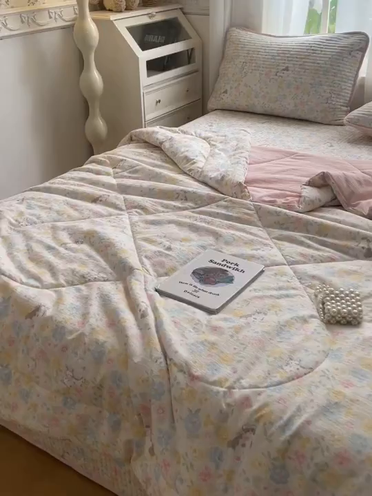 91家纺网 家纺一手货源 找家纺 老帅的工厂店 2026新款A类云感双层纱7A抗菌单品床盖系列 春野粉调