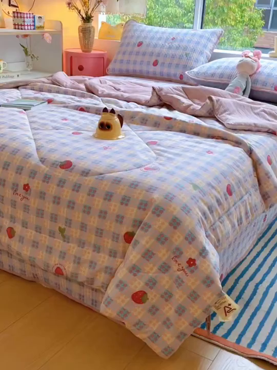 91家纺网 家纺一手货源 找家纺 老帅的工厂店 2026新款A类云感双层纱7A抗菌单品床盖系列 草莓格