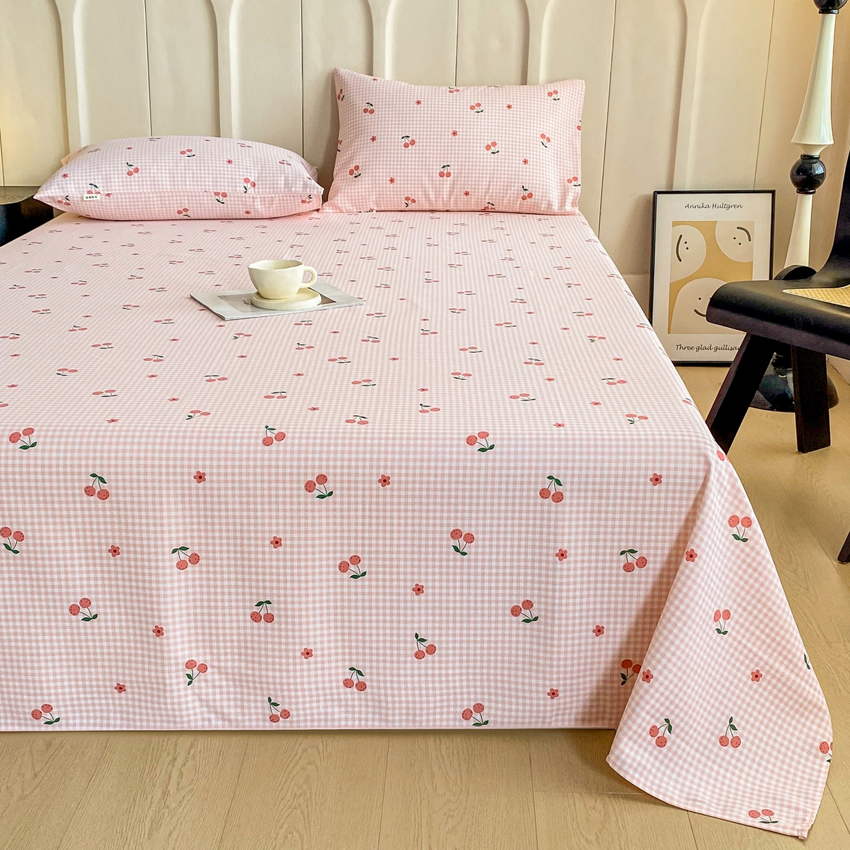 91家纺网 家纺一手货源 找家纺 首爱家纺 2026新款原棉标印花老粗布床单 格子樱桃