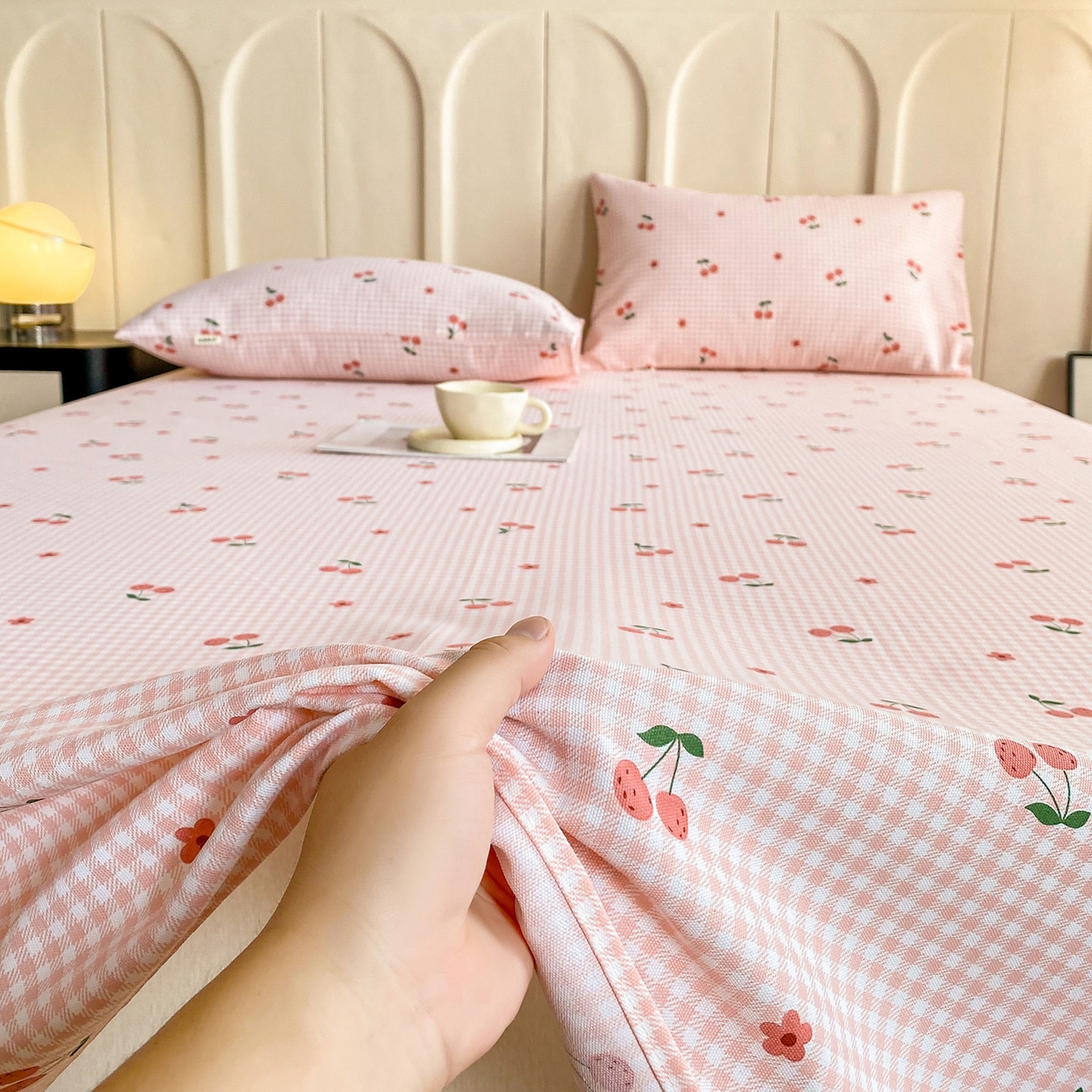 91家纺网 家纺一手货源 找家纺 首爱家纺 2026新款工艺款原棉印花老粗布床单系列 格子樱桃