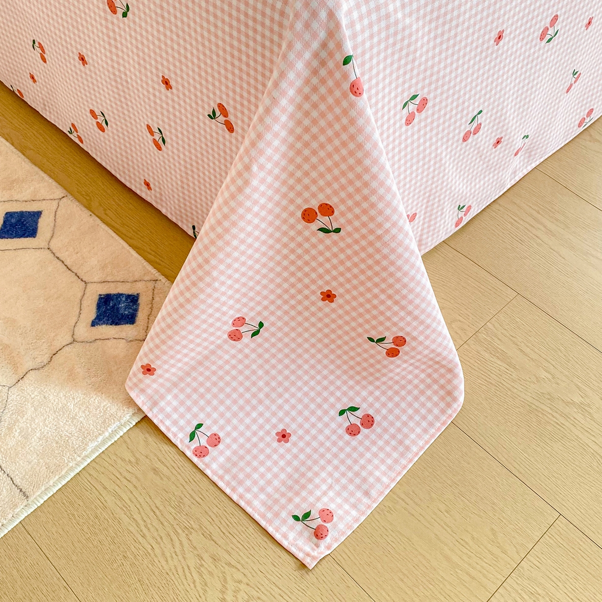 91家纺网 家纺一手货源 找家纺 首爱家纺 2026新款工艺款原棉印花老粗布床单系列 格子樱桃