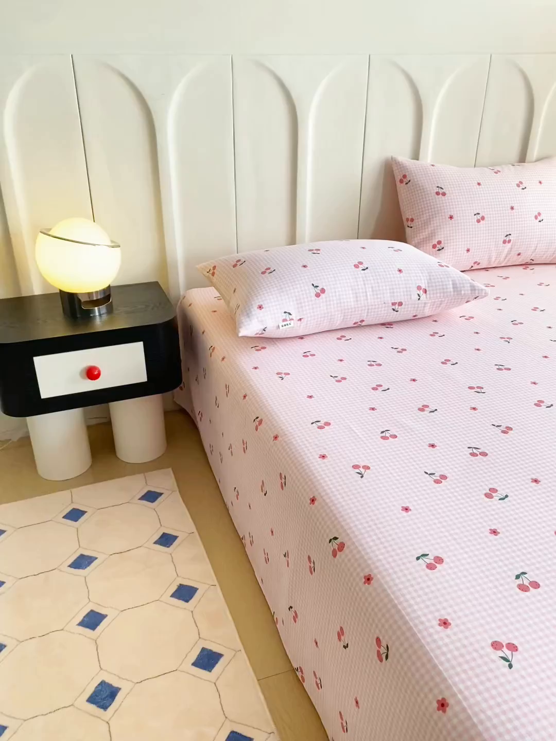 91家纺网 家纺一手货源 找家纺 棉乐町家居 2026新款工艺款原棉印花老粗布床单系列 格子樱桃