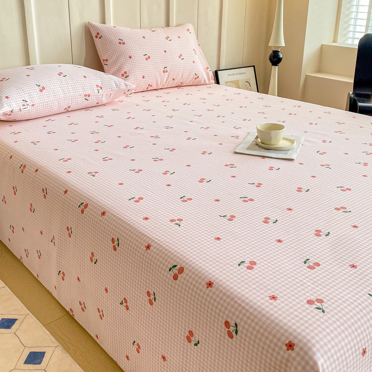 91家纺网 家纺一手货源 找家纺 金泰莱 2026新款原棉标印花老粗布床单 格子樱桃