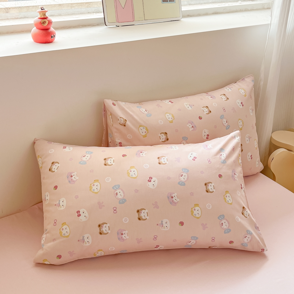 91家纺网 家纺一手货源 找家纺 吉象家纺 2026春夏新款全棉纯棉印花四件套 甜酱小猫(粉)