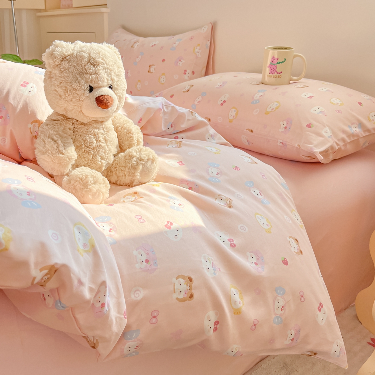 91家纺网 家纺一手货源 找家纺 吉象家纺 2026春夏新款全棉纯棉印花四件套 甜酱小猫(粉)